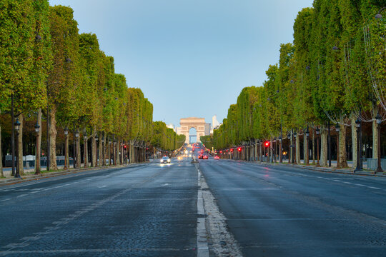 The Arc de Triomphe seen across des Champs-&Eacute;lys&eacute;es avenue in Paris, Francja