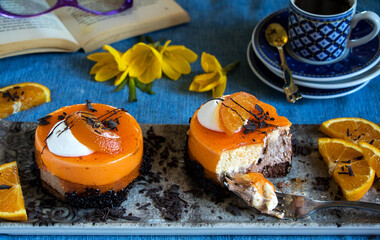 herbstliche kaffeepause mit orangentorte, kaffee und Herbstzeitlosen 