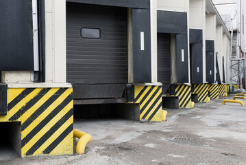 loading and unloading dock gates and dock shelters in the area - obrazy, fototapety, plakaty