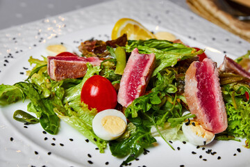 Nicoise salad with medium-roasted tuna, mixed salad and quail egg