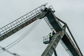 dismantling an old port crane 