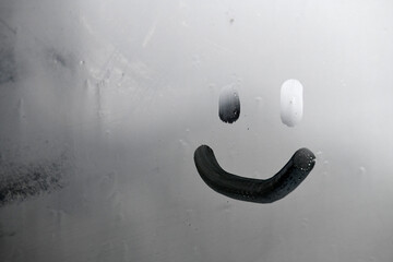 비오는 날 유리창 손가락으로 그린 스마일