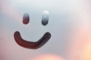 비오는 날 유리창 손가락으로 그린 스마일