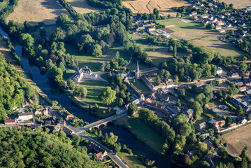 vue aérienne du château d'Acquigny dans l'Eure en France