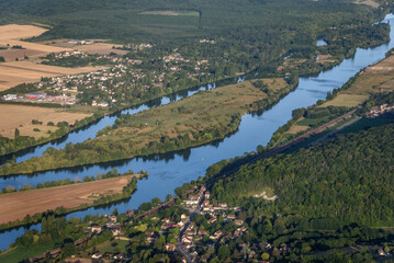 Fototapeta na wymiar vue aérienne de la Seine à Saint Pierre-la-Garenne dans l'Eure en France