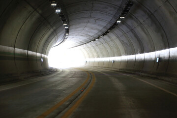 터널 출구 