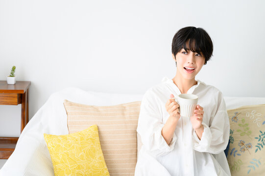 思い出したりびっくりする女性