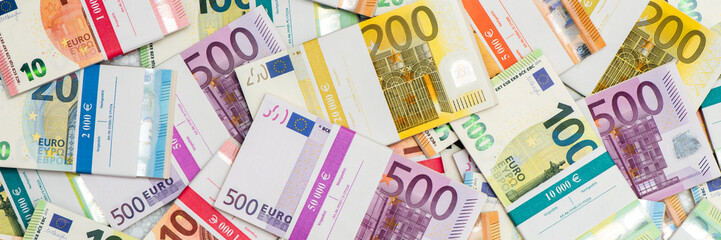 Viele Geldbündel mit Euro Banknoten