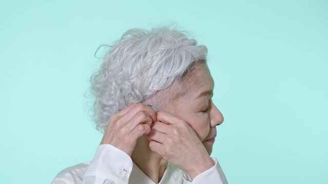 補聴器をつけるシニア女性