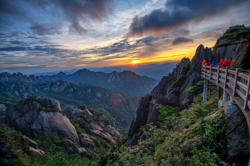 Fototapeta na wymiar Beautiful sunrise over the peaks of Mount Huangshan