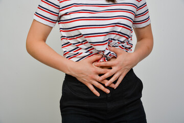 frau hält sich bauch vor schmerzen taille schlank