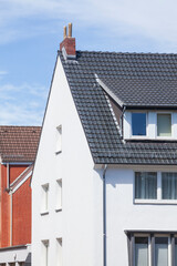 Weisses Monotones modernes Wohnhaus, Mehrfamilienhaus, Bremen, Deutschland