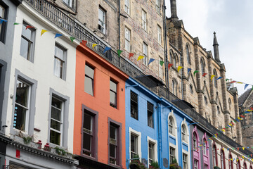 Fototapeta na wymiar Victoria Street è una delle strade più visitate di Edimburgo
