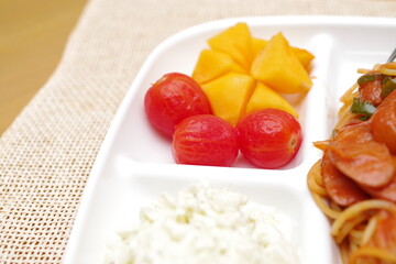皮を剥いたミニトマトと小さくカットした柿