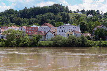Naklejka na ściany i meble Bunte Stadt Silhouette eines Stadtviertels von Passau mit dem Fluß Inn.