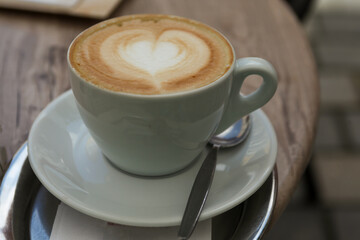 Eine Tasse Cappuccino mit einem Herz aus Milchschaum