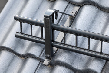 Dachpfannen/Dachsteine Dacheindeckung mit Schneefanggitter