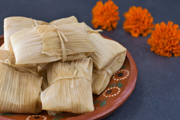 Fototapeta na wymiar 伝統的なメキシコ料理のタマレス　死者の日のイメージで　コピースペースあり　Traditional Mexican Tamales with a Day of the Dead image and copy space