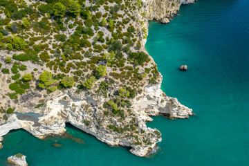 Vista aerea della spiaggia di vignanotica, gargano con drone