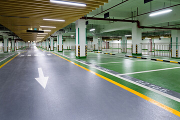 Empty underground parking lot with arrow sign © xy