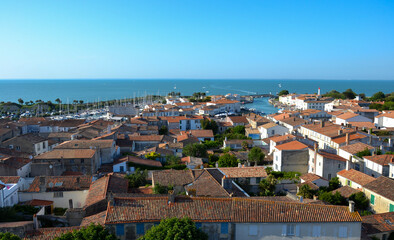 Fototapeta na wymiar panoramic view the port city of Saint-Martin and Île de Ré