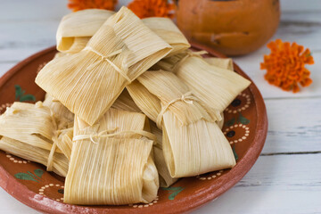 メキシコの伝統的なタマレスとアトーレ　死者の日のイメージで Traditional Mexican Tamales and Atole, inspired by the Day of the Dead (Día de los muertos)