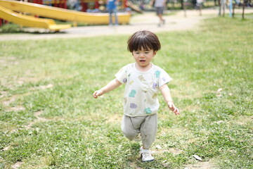 公園で遊ぶ子供