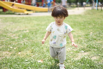 公園で遊ぶ子供