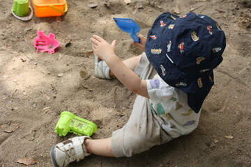 砂場で遊ぶ子供 - obrazy, fototapety, plakaty