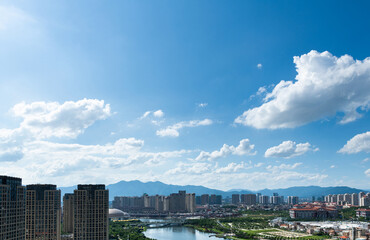 Obraz premium City by the sea under blue sky