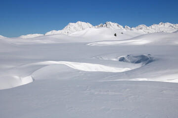 paysage sous la neige en altitude à l'alpe d'huez en Oisans dans les alpes en France en hiver