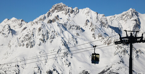 t&eacute;l&eacute;ph&eacute;rique dans la station de sports d'hiver de l'Alpe d'huez en hiver en Is&egrave;re en France