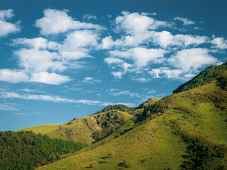 Fototapeta premium 【大分県】青空に雲が浮かぶ由布岳 湯布院