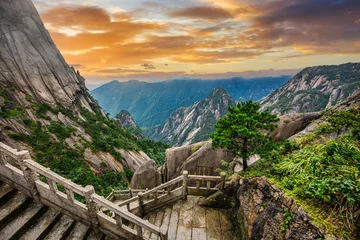 Cercles muraux Monts Huang Belle vue sur le mont Huangshan sous une chaude lumière du coucher du soleil