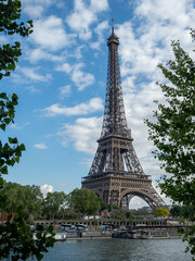 Fototapeta premium Eiffel tower across the Seine