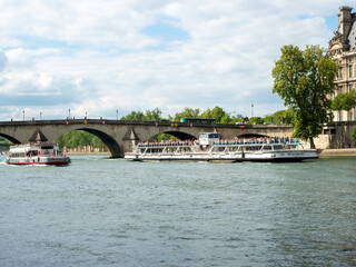 Fototapeta premium Boat traffic on the Seine River