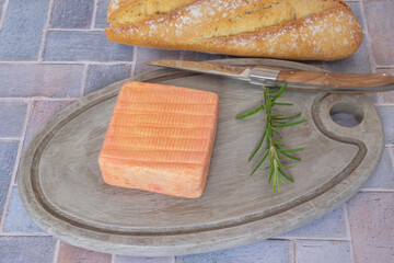 maroilles, fromage du nord de la France, sur une planche à découper en gros plan	