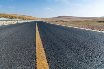 Naklejka premium Empty asphalt highway and blue sky