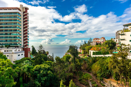 Unterwegs in der romantischen Hafenstadt von Funchal auf der Azoreninsel Madeira  - Portugal
