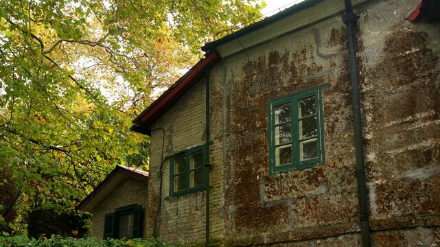 Beautiful Shot Of An Old House In The Lushan National Scenic Spot In Jiangxi Province, China