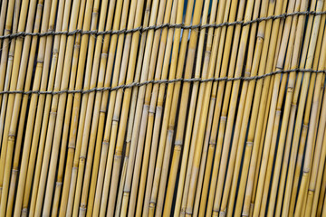 【背景】都会の畑で使用され、雨風にさらされてきた簾・すだれ（東京都練馬区）