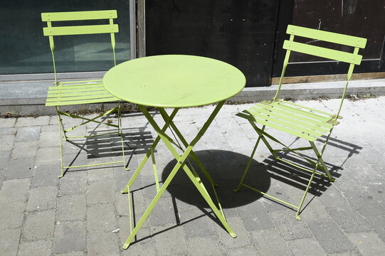 Table et chaises vertes sur une terrasse en &eacute;t&eacute;