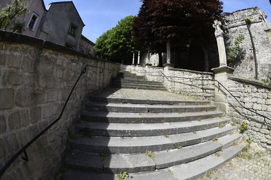 vieil escaliers en pierre en ext&eacute;rieur  