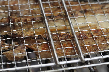 Pescado asado en rejilla de metal