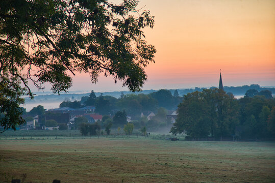 Sonnenaufgang im Val d'Oise bei Plailly