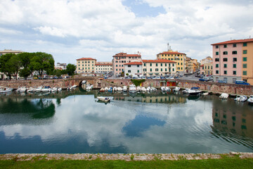 Maisons et bateaux colorés sur le port du bord de l'eau à Livourne, Italie