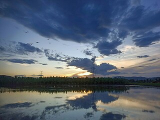 Obraz premium sunset over the lake