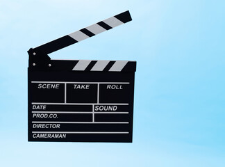 Obraz premium Movie clapper board on blue background