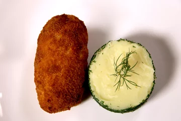 Foto op Plexiglas Chicken Kyiv. A classic dish of Ukrainian cuisine Kyiv cutlet with mashed potatoes. Fried chicken with breadcrumbs, butter and dill. Top view. . © Natalia