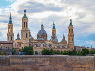 Fototapeta na wymiar Vista de la Catedral-basílica de Nuestra Señora del Pilar frente al río Ebro en Zaragoza.